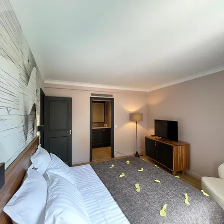Coeur De Saint-Tropez - 2 Chambres - Terrasse - Parking *